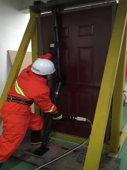 一款可以同時打開內(nèi)開門和外開門的破門神器！