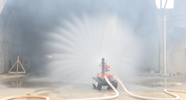 昭通首輛消防滅火機(jī)器人在昭陽(yáng)區(qū)&ldquo;上崗&rdquo;凌天智能提供