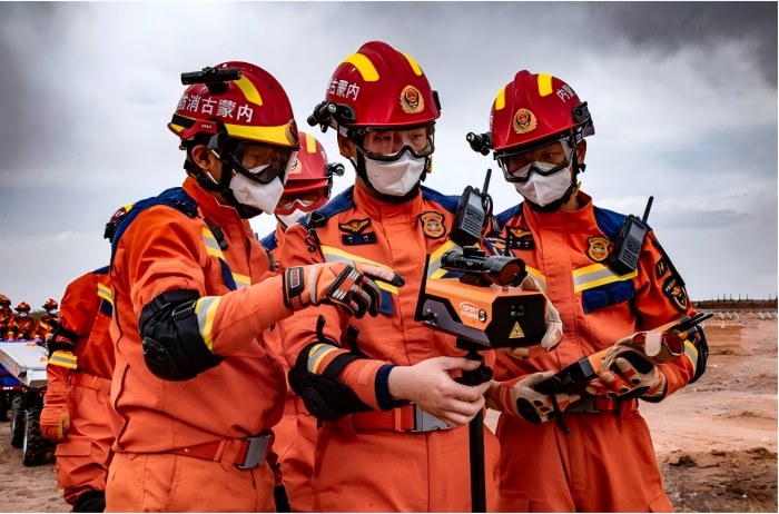 內(nèi)蒙古消防開展“北疆藍(lán)光·2025”全區(qū)消防救援隊(duì)伍地震災(zāi)害救援實(shí)戰(zhàn)拉動(dòng)演練.jpg
